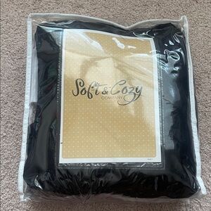 NWT Black Heated Reader’s Wrap with Pockets